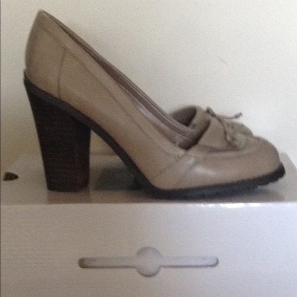 Tan shoes - Picture 2 of 5